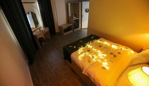 Deluxe Double Room (2 Adults + 1 Child)