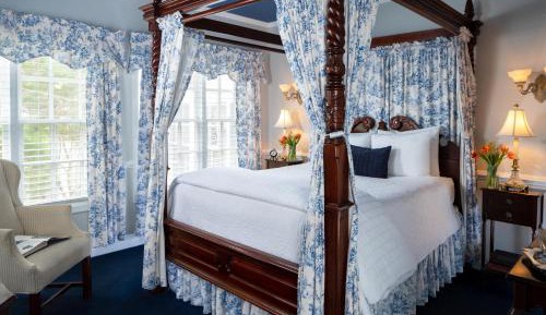 Queen Room with Private Bathroom