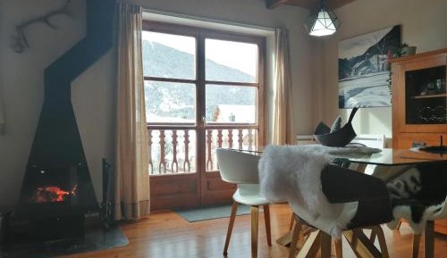 Apartment with Mountain View