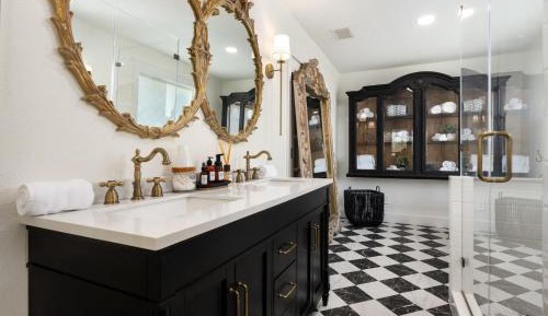 Deluxe Queen Suite