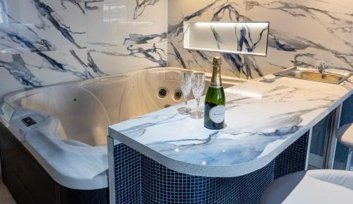 Suite with Hot Tub
