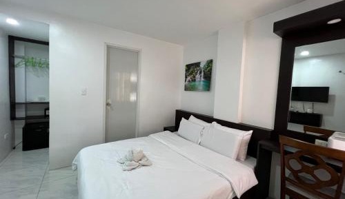 Queen Suite with Pool View