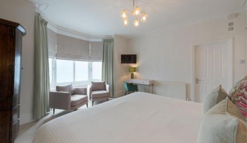 Superior Superking Room with Bath and Shower