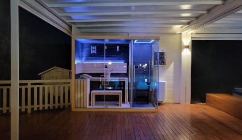 Suite with Hot Tub