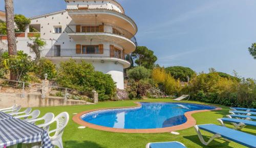 Seven-Bedroom House with private pool