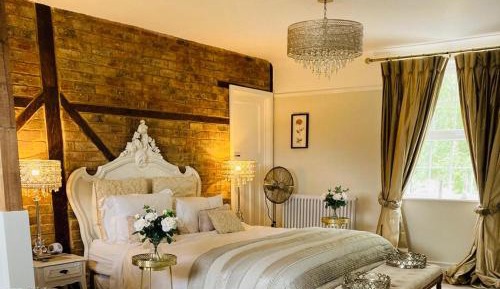 Deluxe Queen Suite