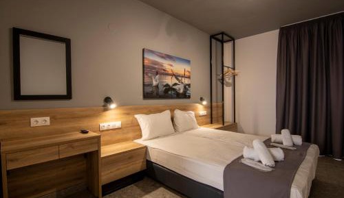 Deluxe Double Room with Side Sea View