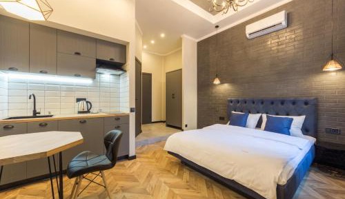 Deluxe Apartment with Balcony - Mykhailivska str. 24V
