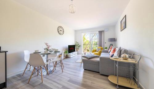 One-Bedroom Apartment with Balcony