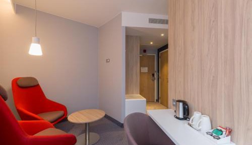Standard Queen Room with Extra Floor Space - Free Breakfast
