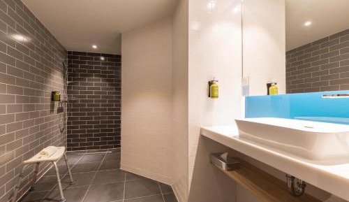 Standard Queen Room - Accessible with Free Breakfast