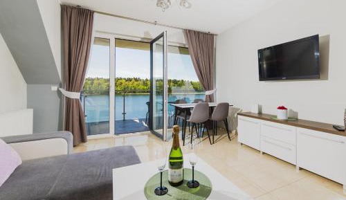Apartment with Lake View