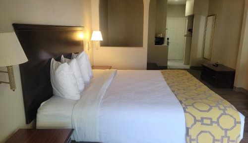 1 King Bed, Mobility Accessible Room, Bathtub w/ Grab Bars, Non-Smoking