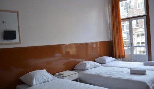 Standard Quadruple Room with Private Bathroom 