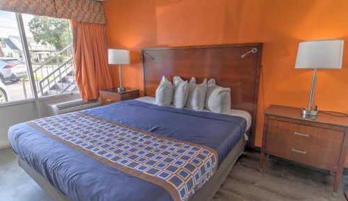 Standard King Room - Non-Smoking 