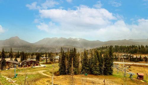 Apartment with Mountain View