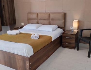 Deluxe Double Room (2 Adults + 1 Child)