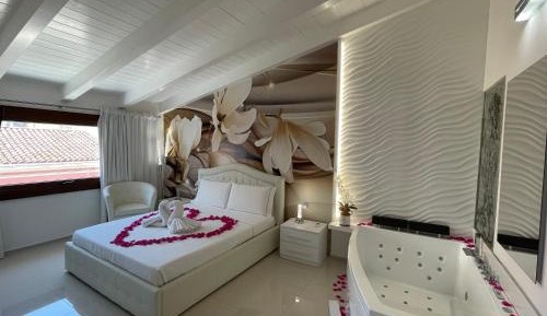 Deluxe Suite with Spa Bath