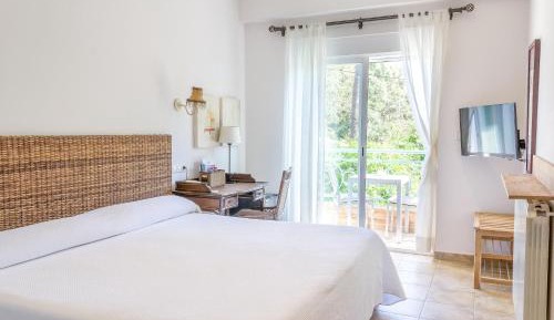 Double or Twin Room with Side Sea View