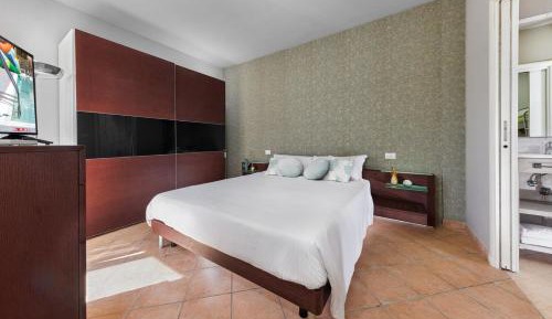 One-Bedroom Apartment with Beach Access