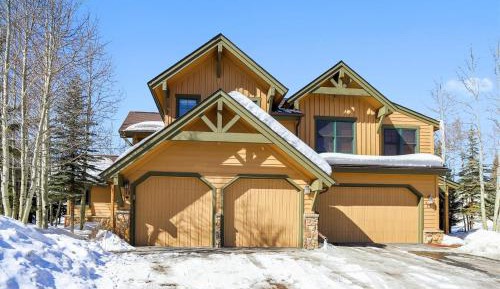 Four-Bedroom Holiday Home