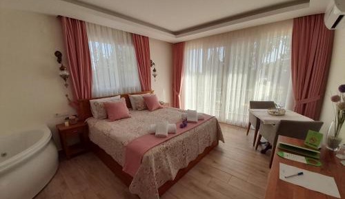 Queen Room with Spa Bath