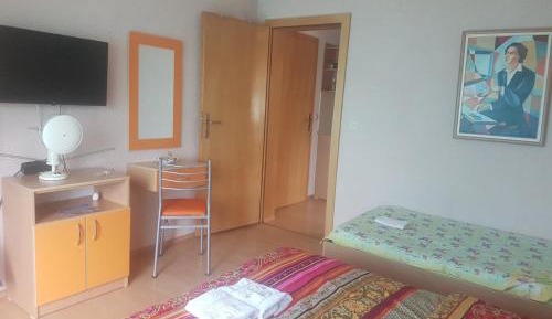 Family Two-Bedroom Apartment with Lake View