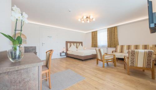King Room with Roll-In Shower - Disability Access