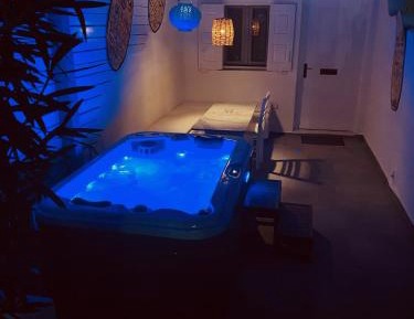 One-Bedroom Apartment with Garden View and Outdoor Hot Tub