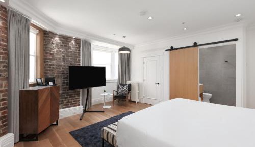 Legacy King Room (Private Bathroom)