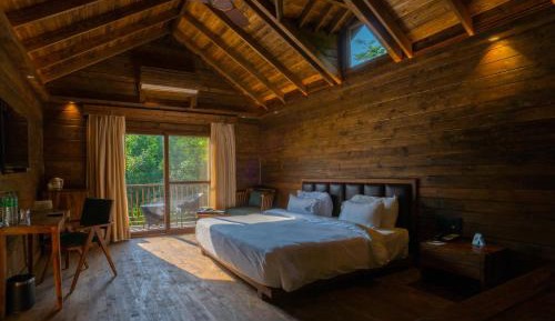 King Room with Balcony - 15% off on Buffet, 20% off on Spa and Laundry, Happy Hours from 11 AM to 7 PM