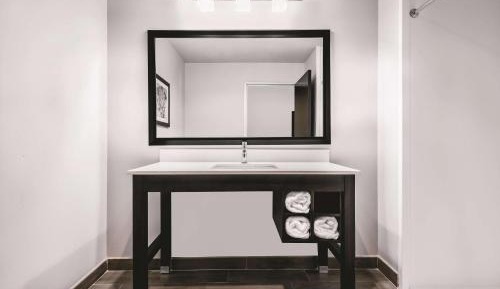 Queen Room with Two Queen Beds and Bath Tub - Mobility/Hearing Accessible - Non-Smoking
