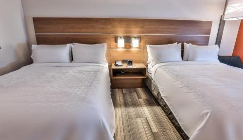 Standard Queen Room with Two Queen Beds - Extra Floor Space