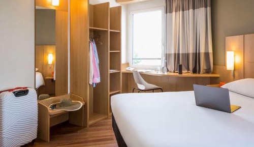 Standard Room with 1 Double and 1 Single Bed