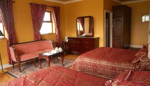 Super-Sized Twin Room (Double Bed and Twin Bed)