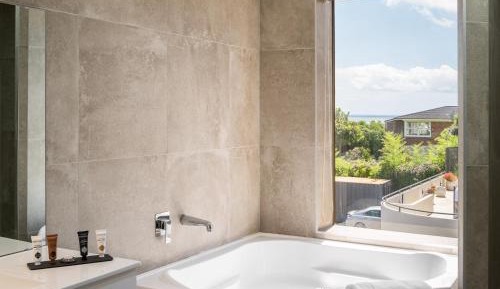 Deluxe Spa Room