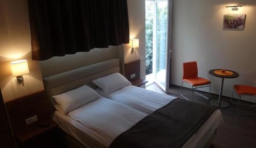 Deluxe One-Bedroom Apartment