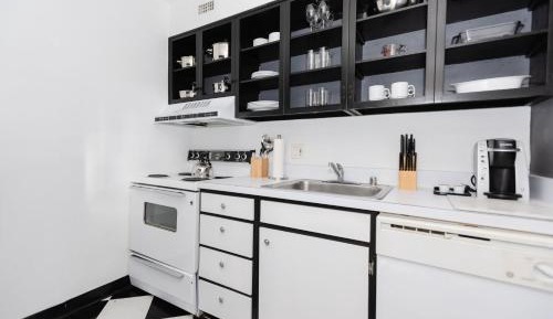 2 Queen One Bedroom Apartment