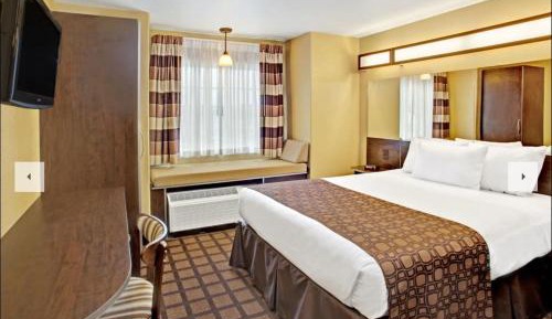 Queen Room with Roll-In Shower - Mobility/Hearing Accessible - Non-Smoking