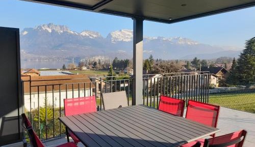 Three-Bedroom Apartment with Lake View