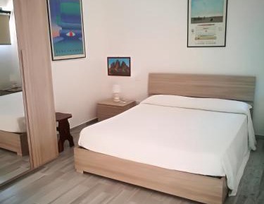 King Room with Roll-In Shower - Disability Access