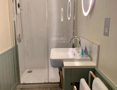 Twin Room with Shower