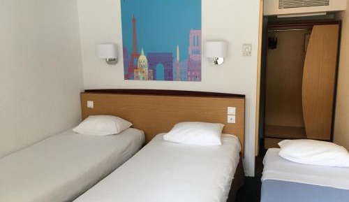 Twin Room with 2 Single Beds and 1 Junior Bed