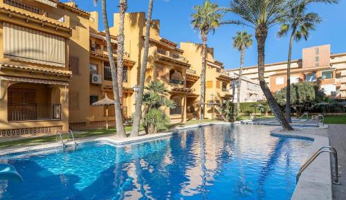 Apartment with Pool View 