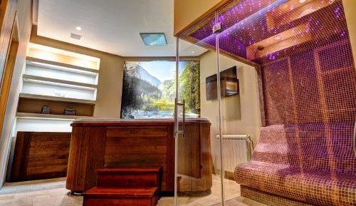 Deluxe Double Room with Spa Bath and Sauna