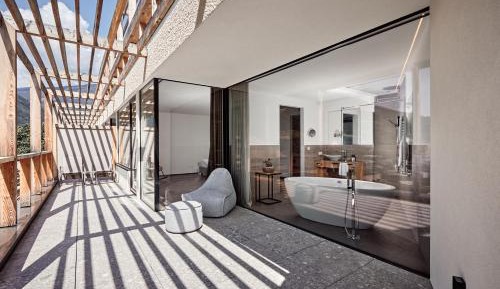 Suite with Bathtub