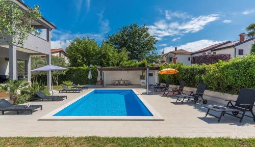 Apartment with Pool View 