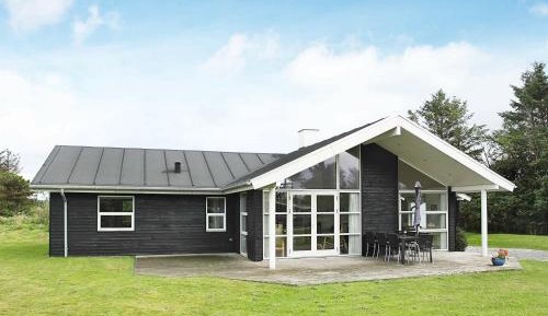 Three-Bedroom Holiday Home 