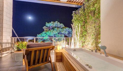 Deluxe Quadruple Room with Spa Bath and Sea View