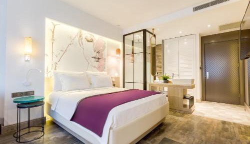 Deluxe Quadruple Room with Spa Bath and Mountain View